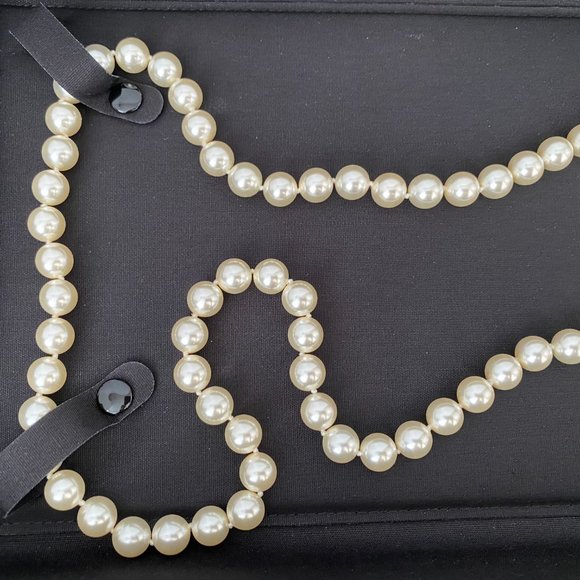 CHANEL 23A ICONIC BIG GOLD CC LOGO PEARL NECKLACE BUTTON CHARM - Picture 2 of 12